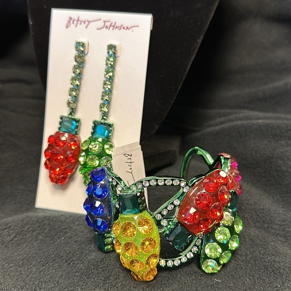 🎄NWT BETSEY JOHNSON EXQUISITE CHRISTMAS LIGHTS EARRINGS AND BANGLE SET!!🎄 - Picture 4 of 6